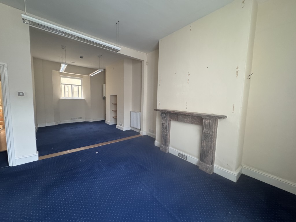 Lot: 127 - FOUR-STOREY COMMERCIAL PROPERTY WITH POTENTIAL - First floor room three